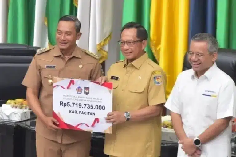 Bupati Pacitan Indrata Nur Bayuaji menerima penghargaan dari Menteri Dalam Negeri RI Tito Karnavian dalam acara Rapat Koordinasi Pengendalian Inflasi Daerah di Gedung Sasana Bhakti Praja Kementerian Dalam Negeri, Senin (05/08).
