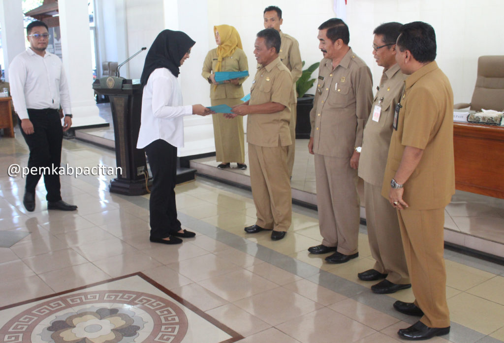 Pak In Serahkan Sk Cpns Serta Berharap Bekerja Dengan Hati Pemerintah Kabupaten Pacitan