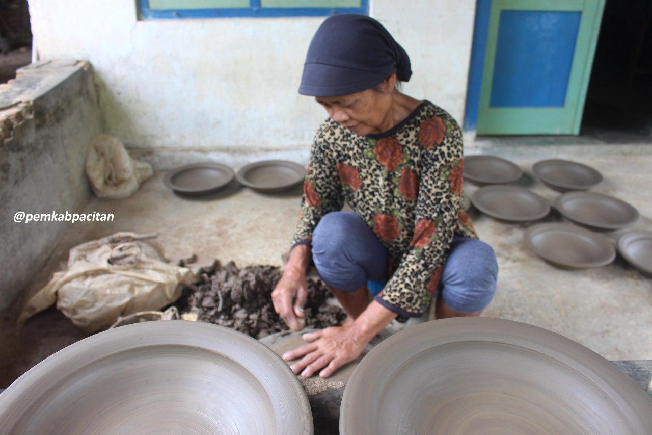 tuliskan tiga tempat di indonesia yang menghasilkan gerabah